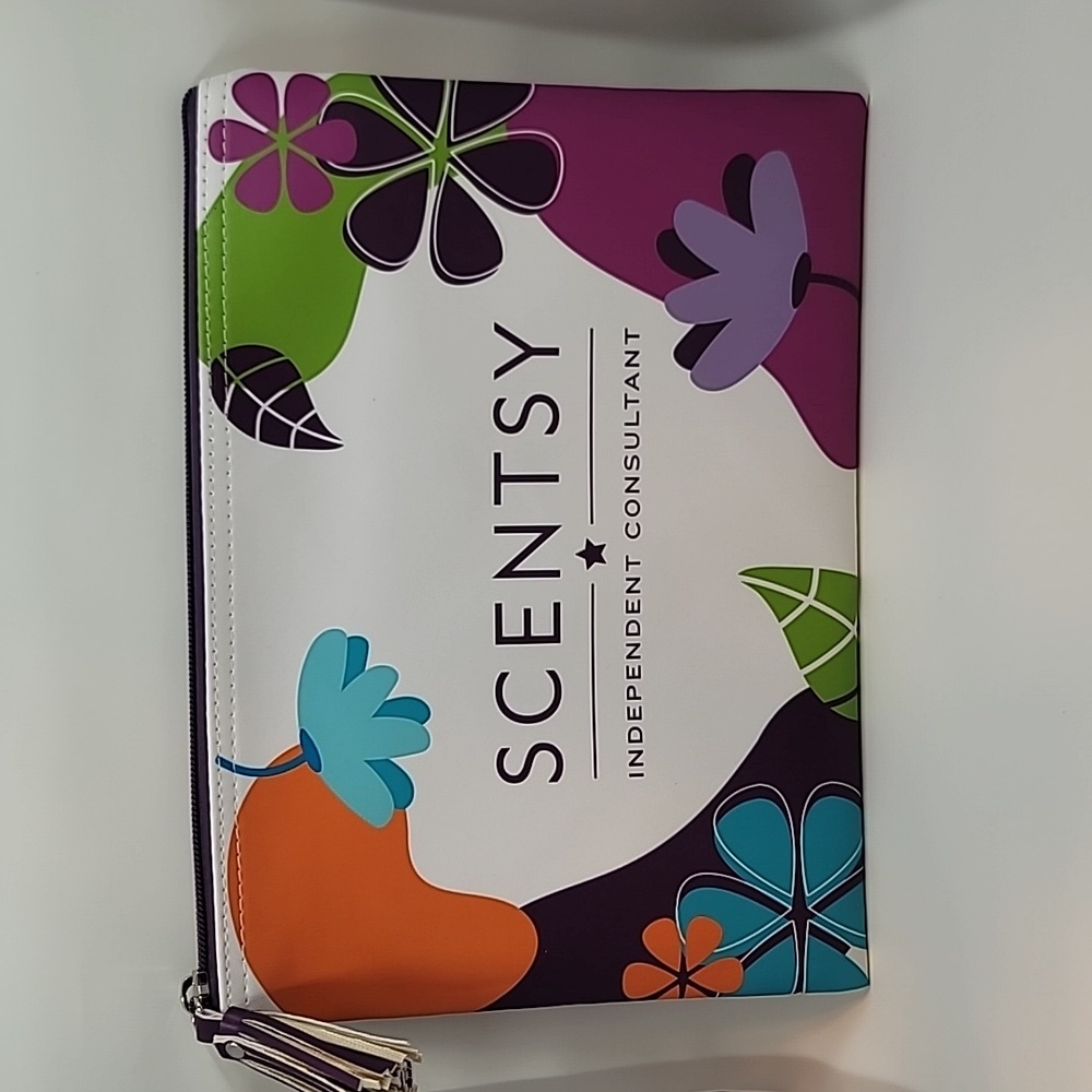 Scentsy Consultant Bundle - Picture 2 of 5